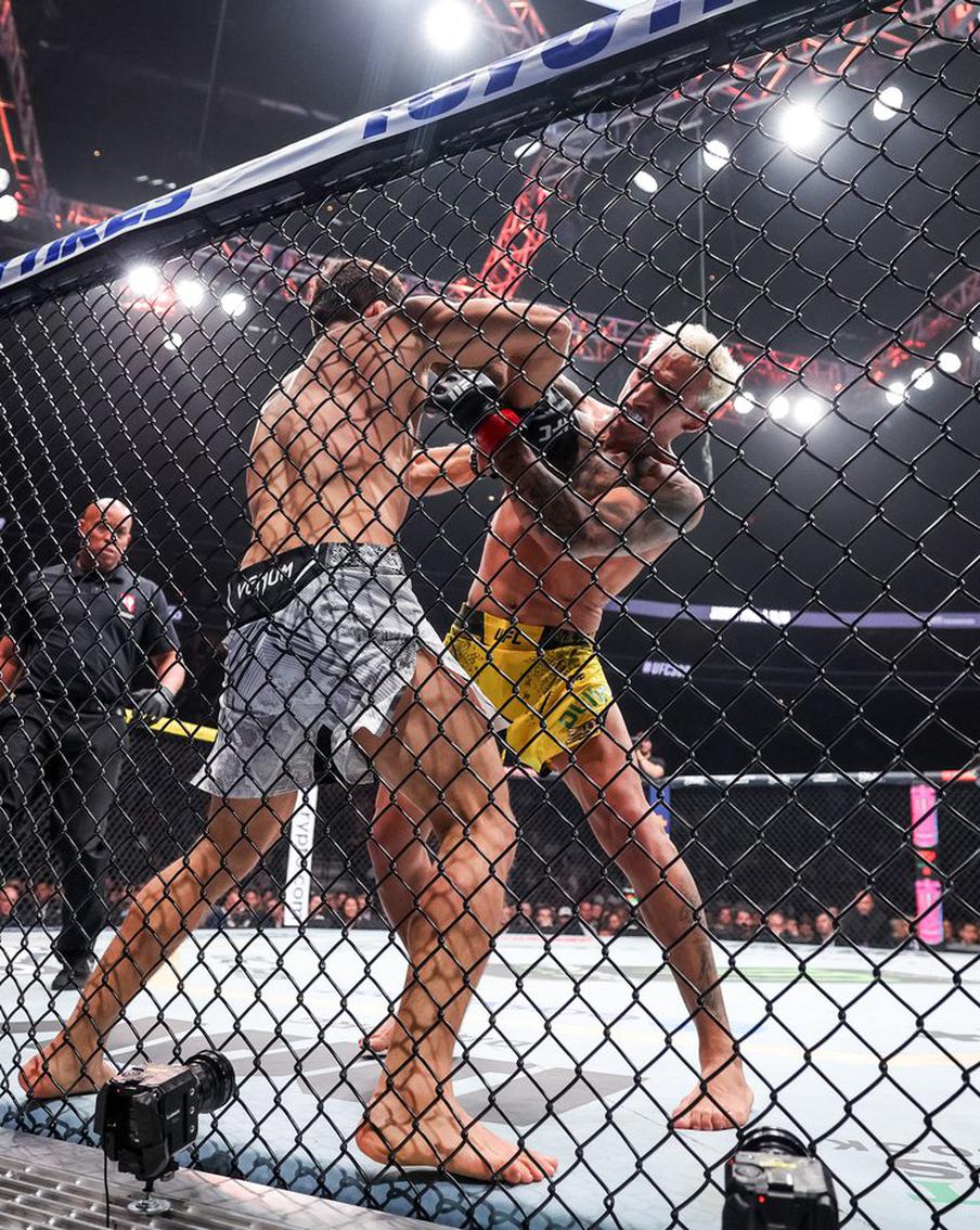 Царукян победил Оливейру и получил право на бой с чемпионом UFC Махачевым