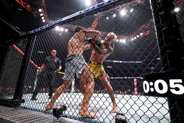 Царукян победил Оливейру и получил право на бой с чемпионом UFC Махачевым