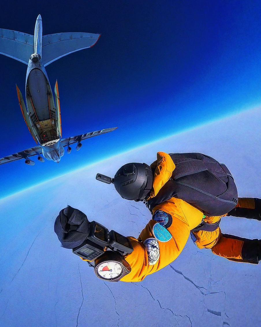 Российские лётчики впервые в мире прыгнули с парашютами из стратосферы на Северный полюс