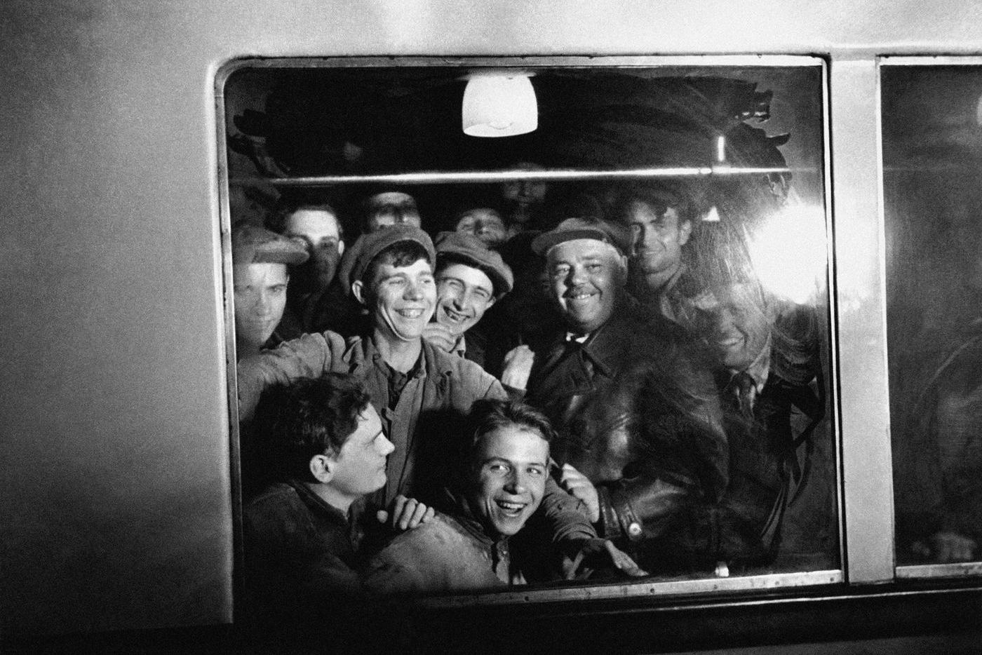 Иван Шагин. "Первые пассажиры метро – метростроевцы". Москва, 1935 