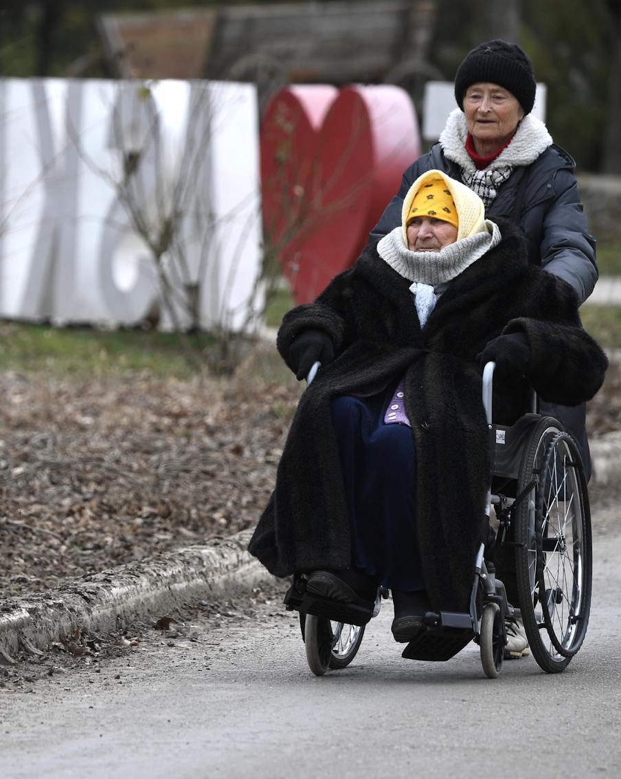 Жители Херсонской обрасти получили товары первой необходимости от женского движения "Единой России"