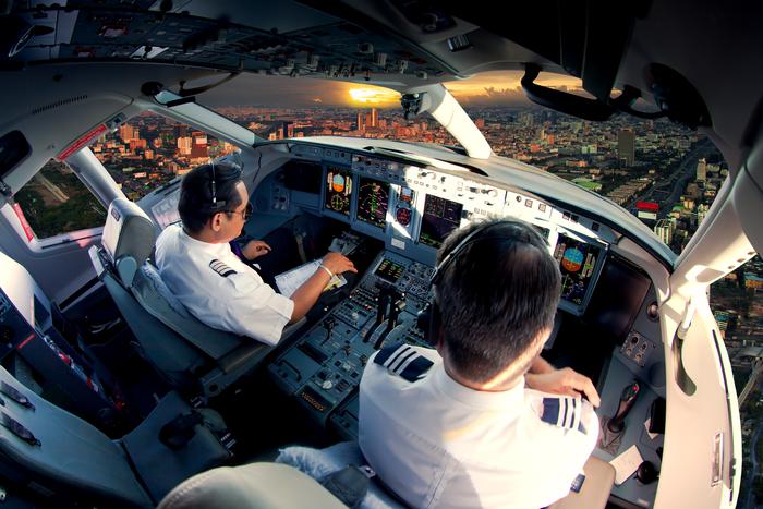 Чем угрожает самолёту пролитый чай? Как питаются пилоты авиалайнеров