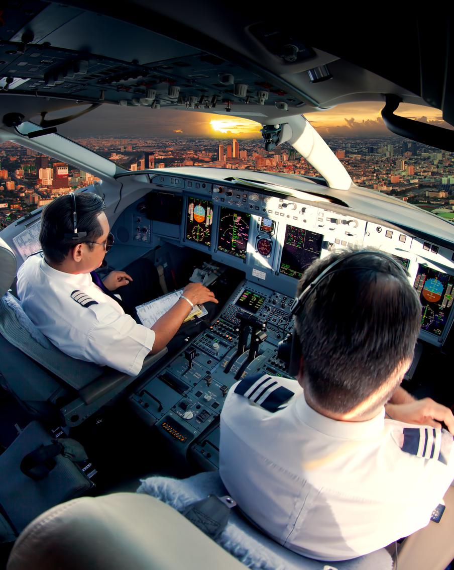 Чем угрожает самолёту пролитый чай? Как питаются пилоты авиалайнеров