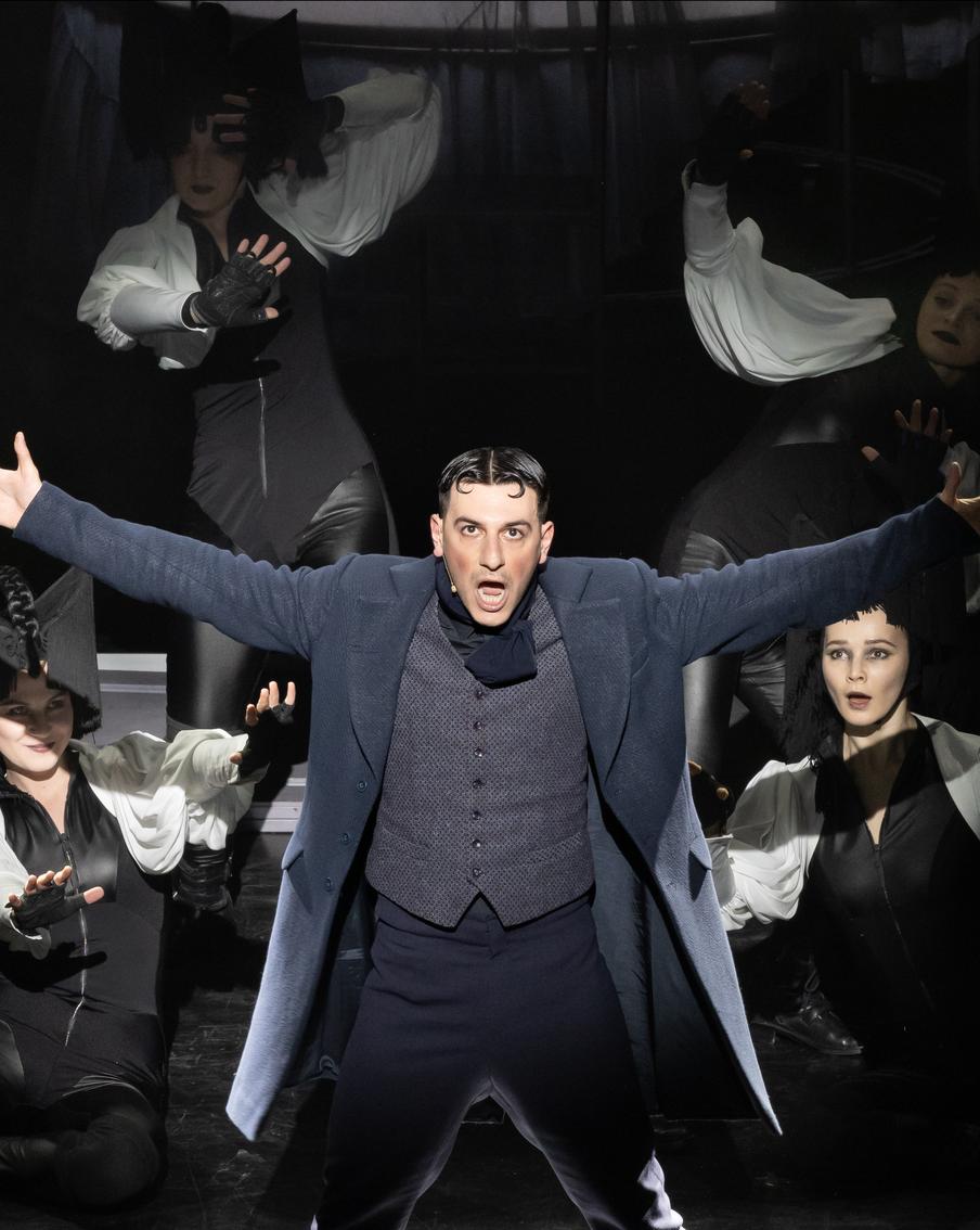 Место действия – преисподняя. Герои – исчадия ада. Премьера спектакля "Дубровский" в "Сатириконе"