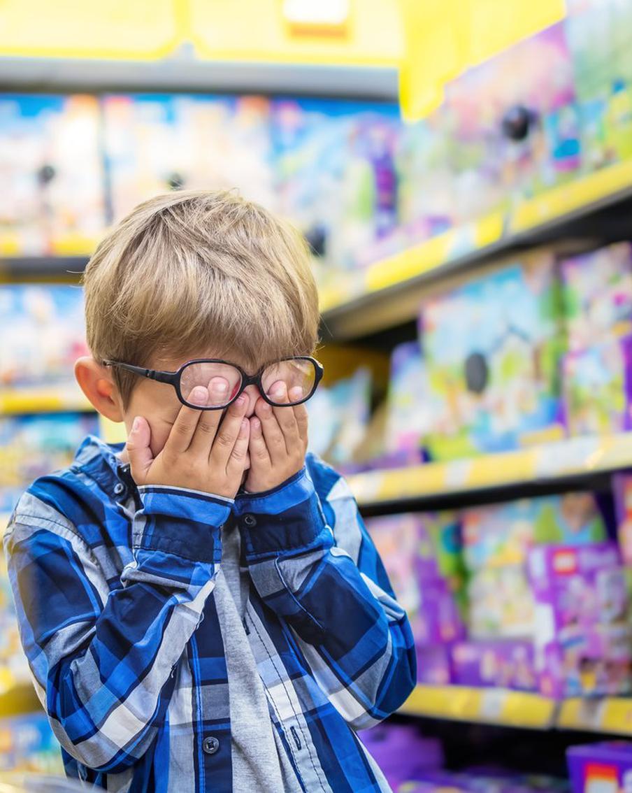 Дети порой просят родителей купить весь игрушечный магазин – что делать?