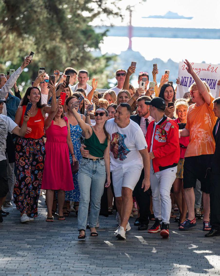 Тур с "Иванушками” поможет героиням закрыть свои гештальты