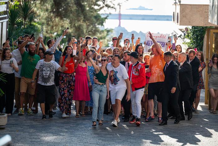 Тур с "Иванушками” поможет героиням закрыть свои гештальты