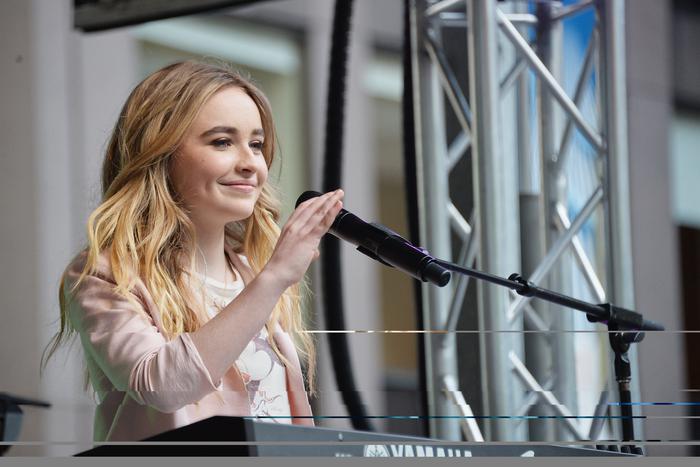 Тима Белорусских или Дуа Липа? Узнайте, кто стал лидером хит-парада Metro на этой неделе