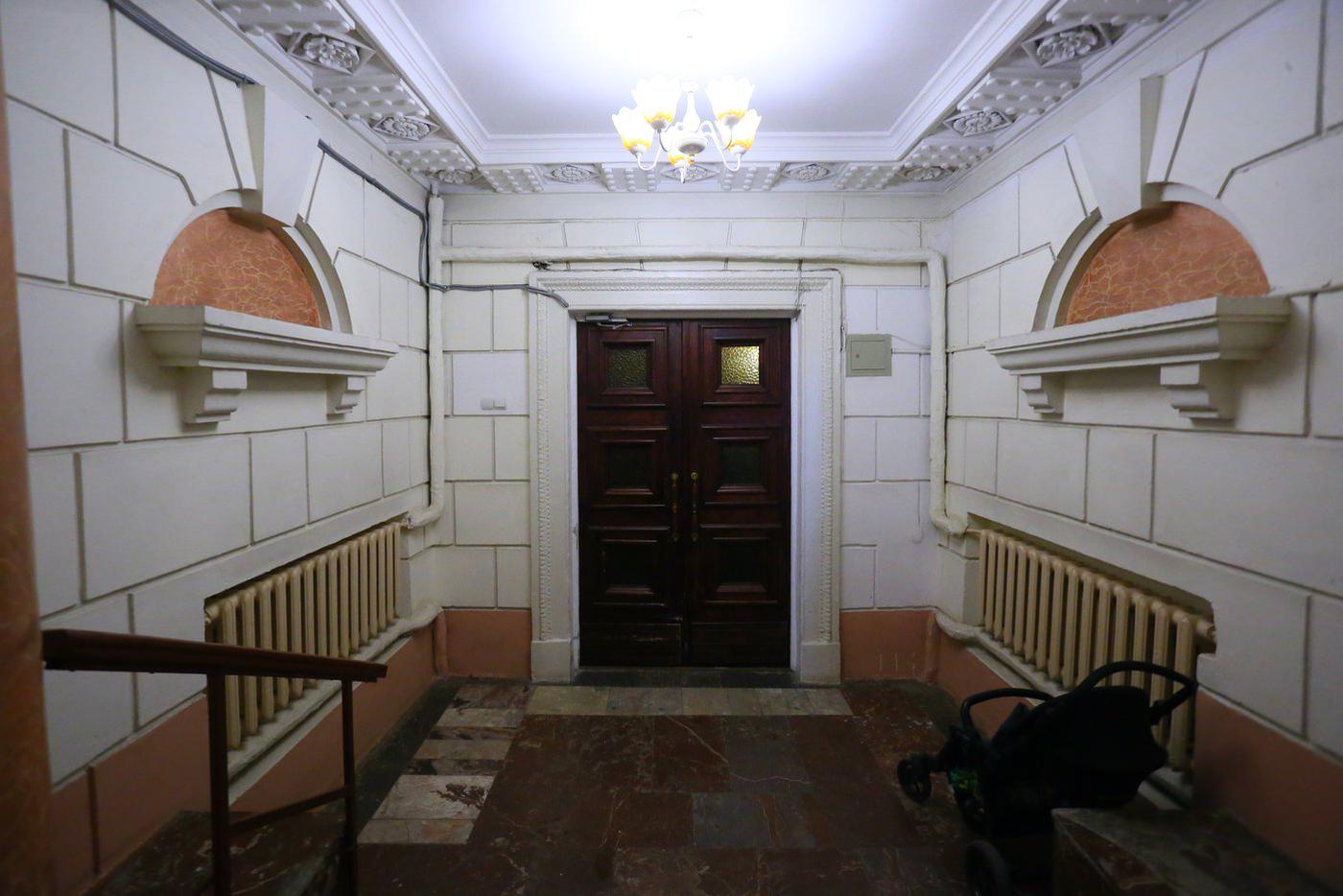 В холле 2-го подъезда.