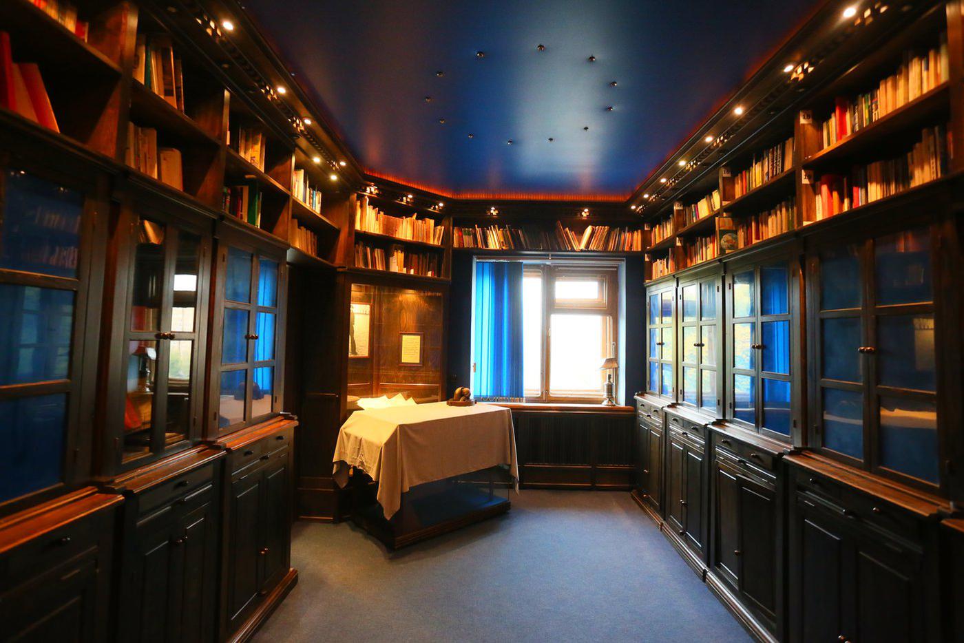 Библиотека Сахарова в квартире 68.