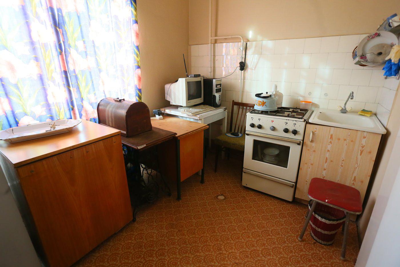 Скромная обстановка кухни в квартире Сахарова.