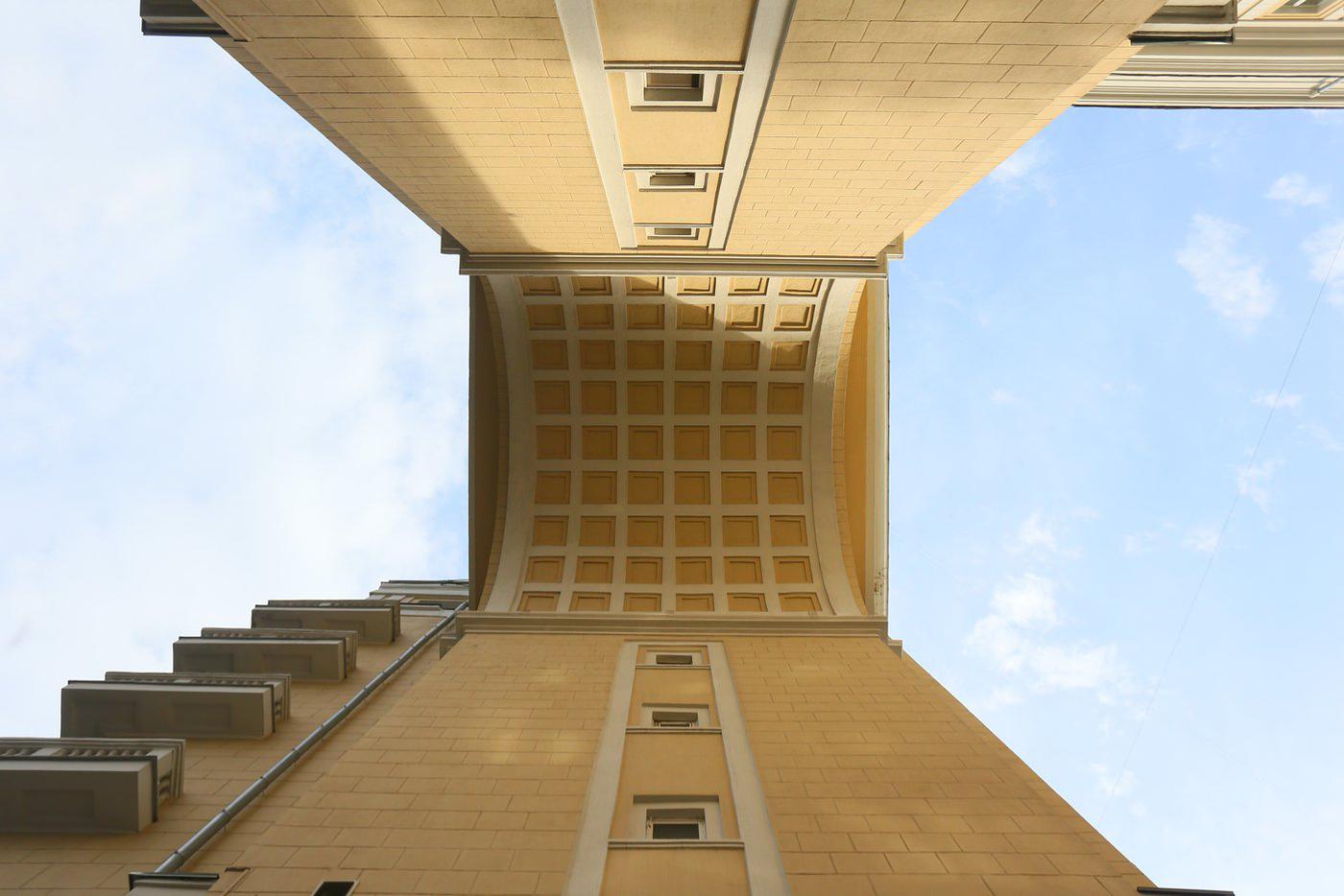 Вид на арку из-под неё действительно завораживает.