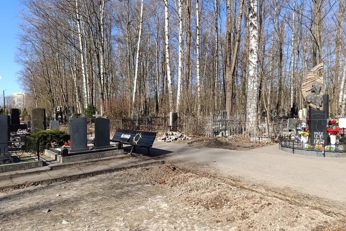 Поклонники Виктора Цоя не хотят перемен: легендарную площадку у могилы музыканта отбирают у фанатов