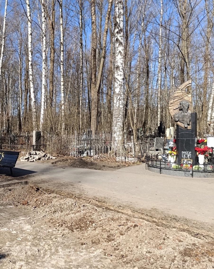 Поклонники Виктора Цоя не хотят перемен: легендарную площадку у могилы музыканта отбирают у фанатов