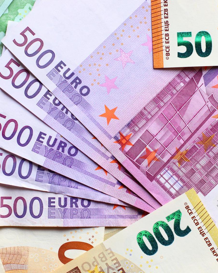 Доля евро в международных расчётах опустилась до исторического минимума