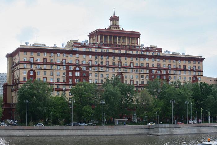 "Легенду про электрозавод придумали для засекречивания": какую тайну скрывает дом на Космодамианской набережной