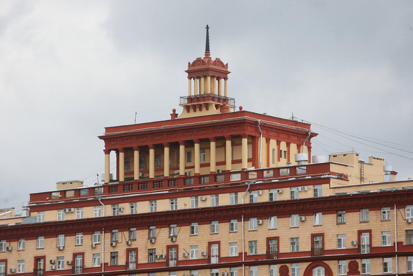 Портик с башенкой на крыше.