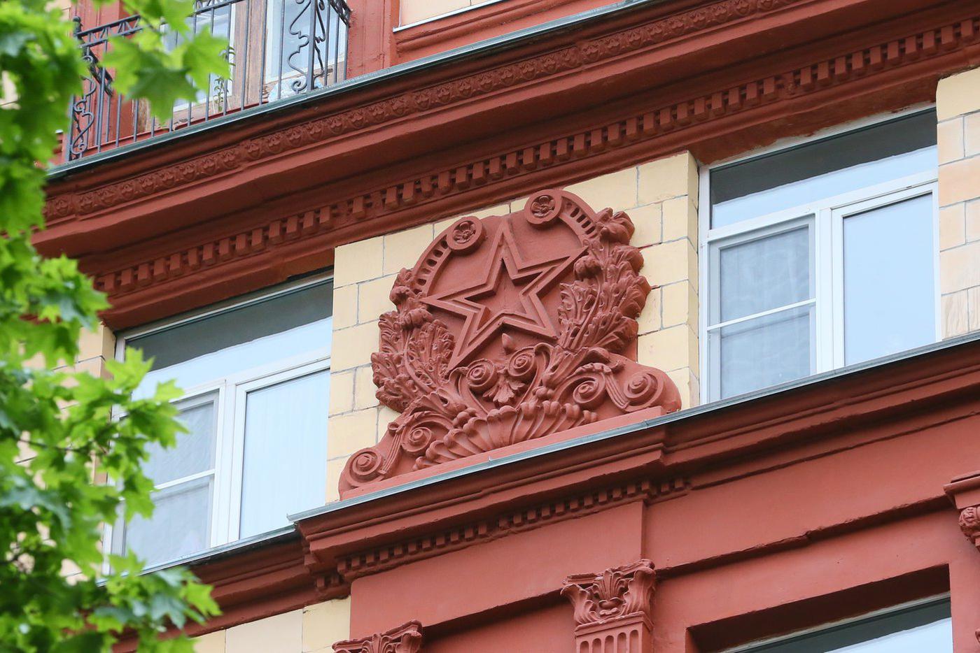 Звёзды как элемент орнамента были характерны для сталинского ампира.