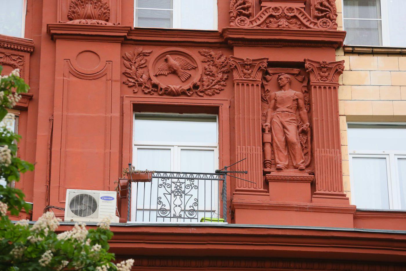 На доме много декоративных элементов, которые оживляют фасад.