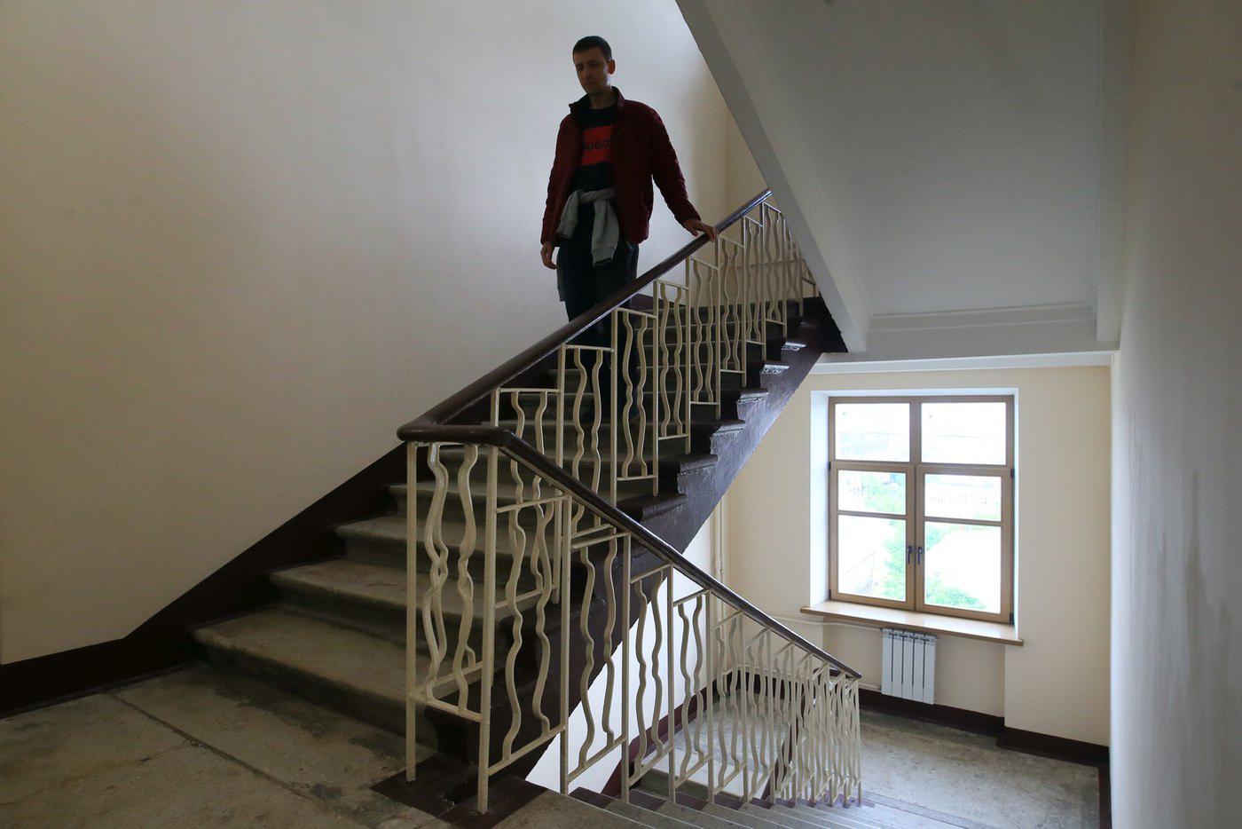 На лестницах просторно, но без изысков.