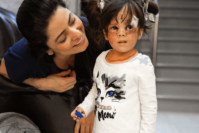 Маленькая американка в "маске Бэтмена" снова приехала на лечение в Россию