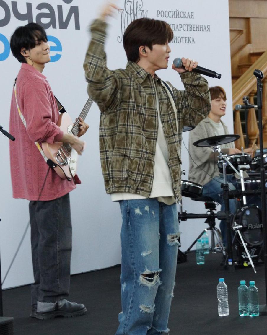 Корейская  k-pop-группа спела русские хиты в библиотеке для слушателей в наушниках