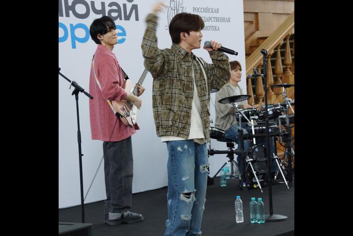 Корейская  k-pop-группа спела русские хиты в библиотеке для слушателей в наушниках