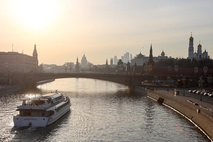 Переменная облачность с небольшим дождём ожидает москвичей в субботу днём