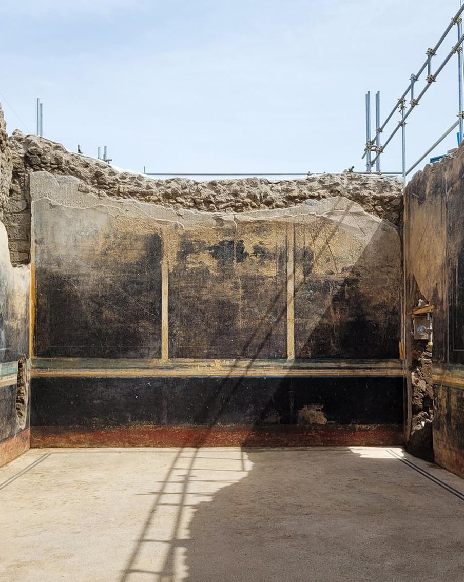 В чёрной-чёрной комнате древние римляне встречались с героями Троянской войны