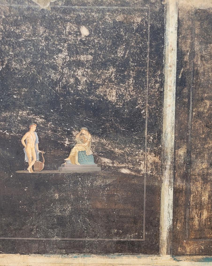 Фрески делали нарочито небольшими, чтобы у людей была возможность вглядываться в них.