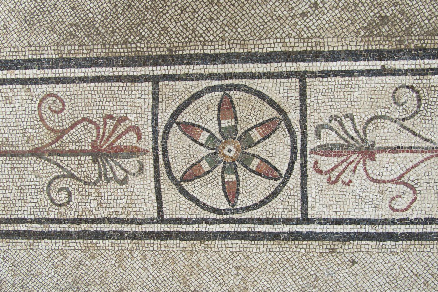 Плитка на полу сохранилась практически в первозданном виде.