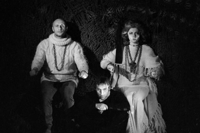 Занавес к спектаклю "Гамлет" с Высоцким в главной роли помогали делать премьер-министр и фанаты Театра на Таганке