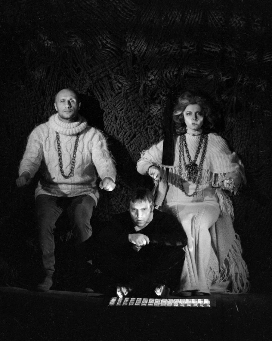 Занавес к спектаклю "Гамлет" с Высоцким в главной роли помогали делать премьер-министр и фанаты Театра на Таганке