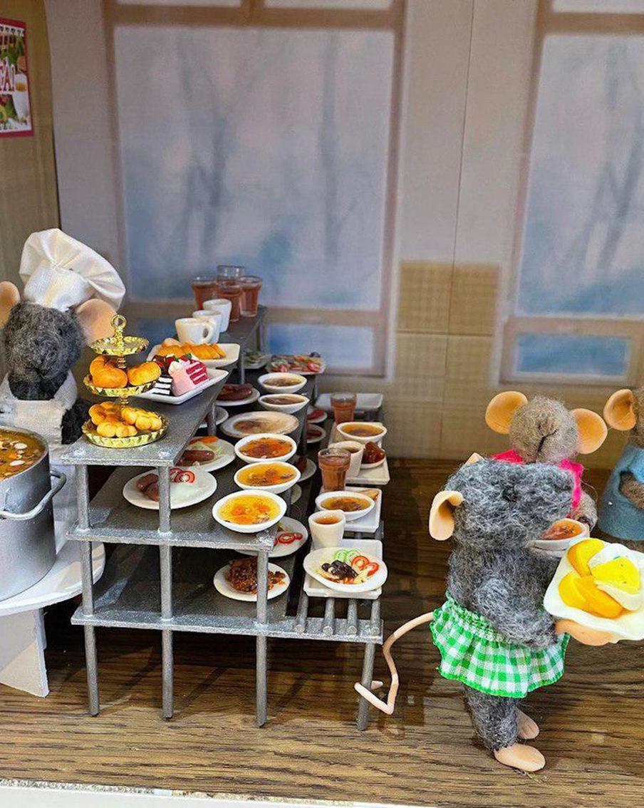 На выставке в Москве показали, как мышки-игрушки встречают папу и делают ремонт