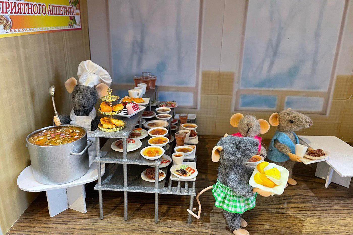 На выставке в Москве показали, как мышки-игрушки встречают папу и делают ремонт