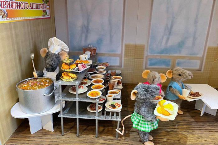 На выставке в Москве показали, как мышки-игрушки встречают папу и делают ремонт