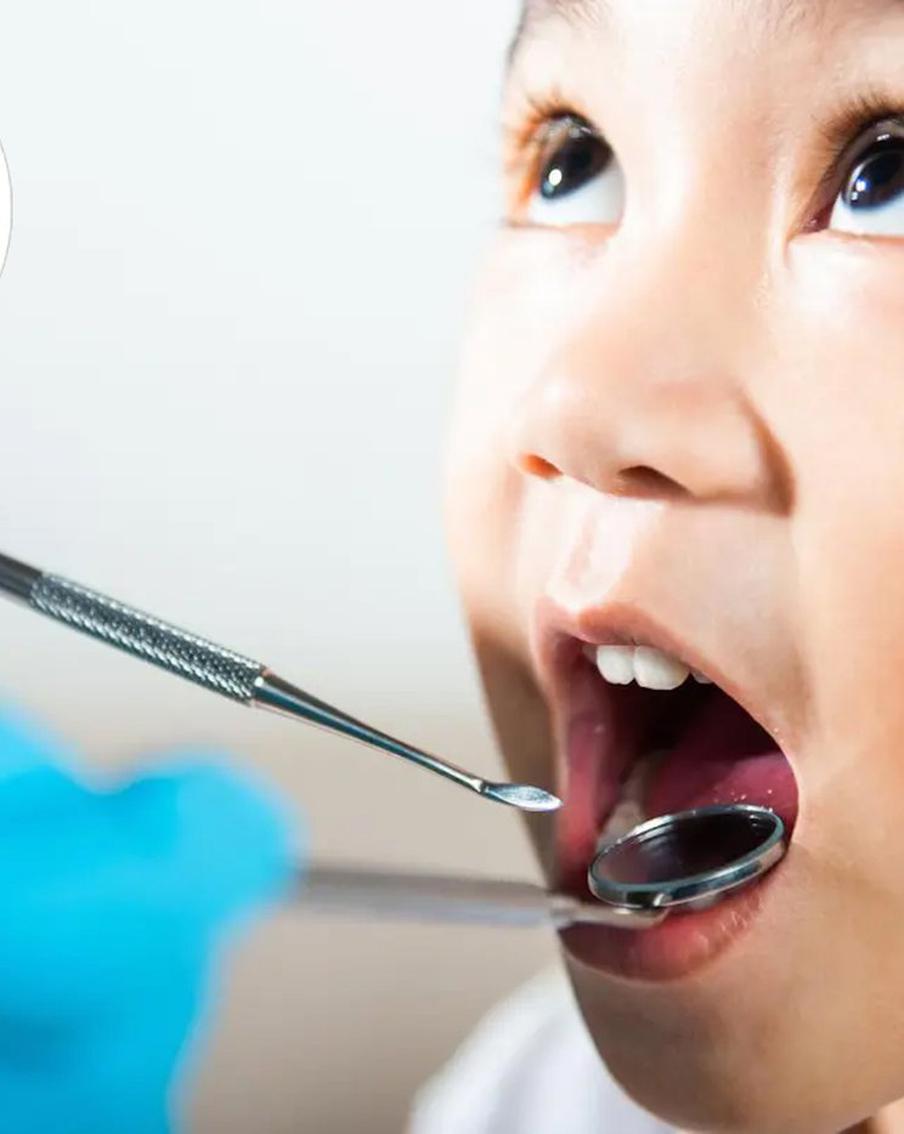 От улыбки станет всем светлей. Как с детства защитить зубы от кариеса