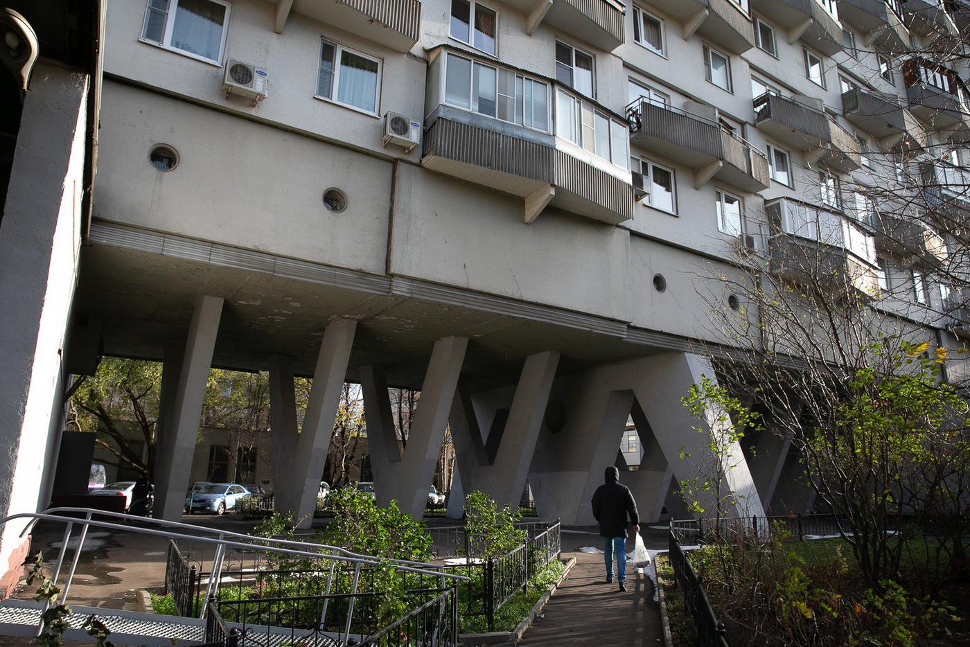 Нижний этаж с небольшими круглыми окошками – технический.