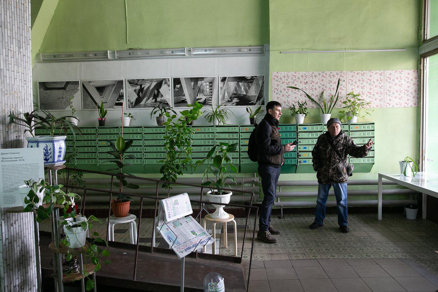 В холле второго подъезда – подборка архивных фотографий здания.