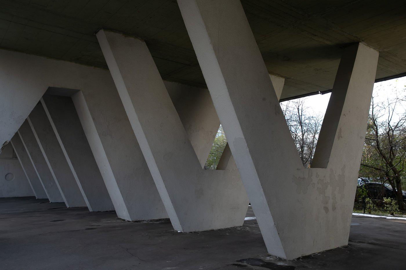 Те самые V-образные ножки: 26 – одинарных, четыре – сдвоенные.