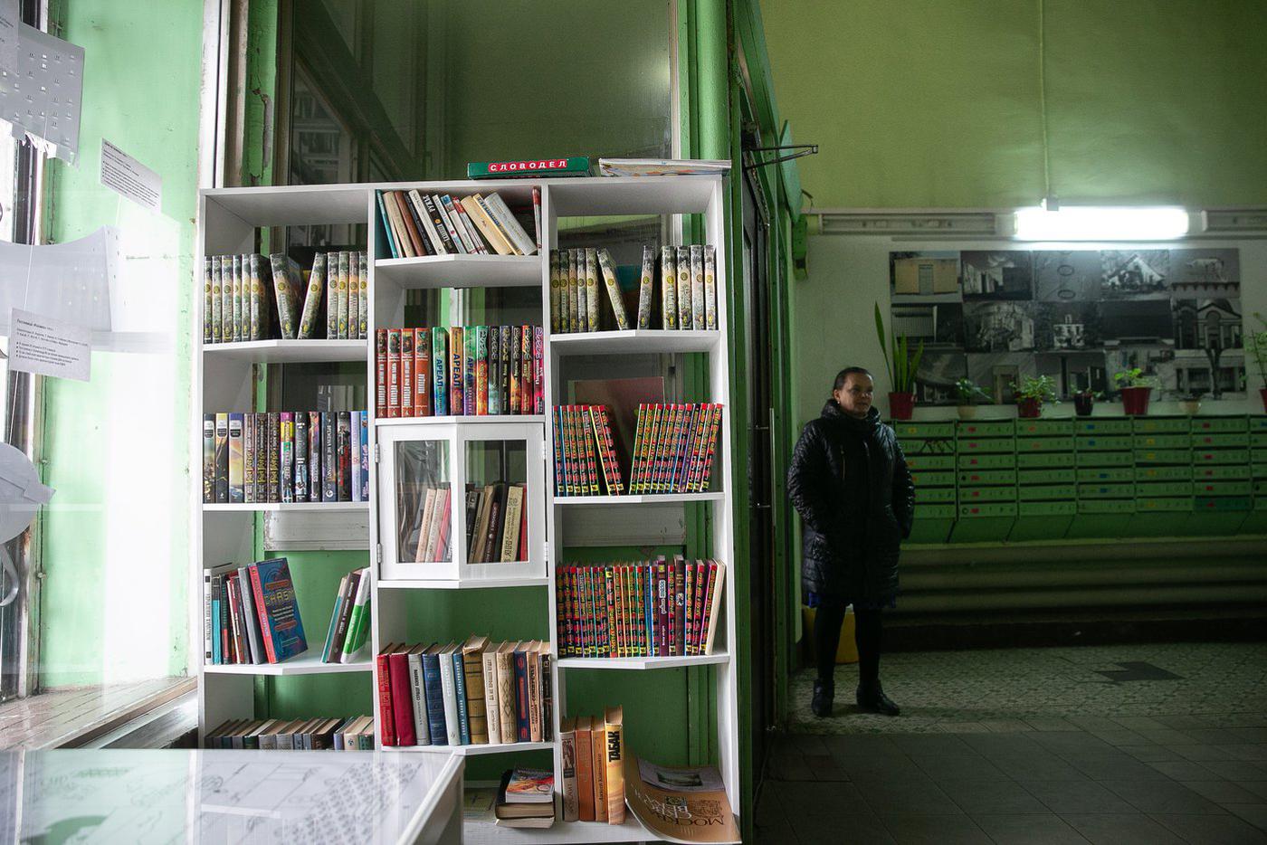 Здесь же, во втором подъезде, есть мини-библиотека, причём книжный шкаф выполнен в форме дома.