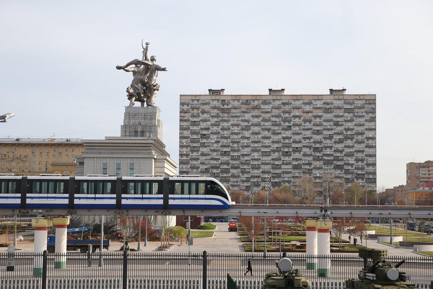 До территории ВДНХ от дома – рукой подать. 