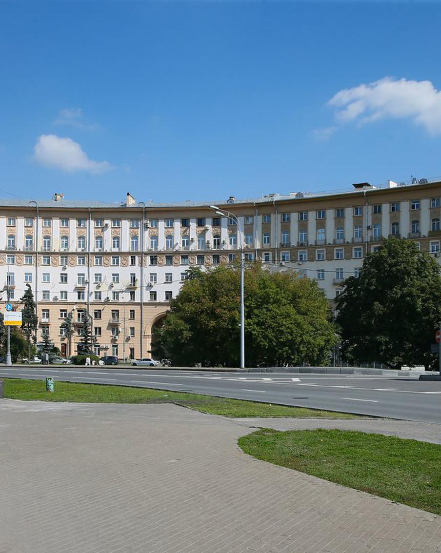 "Бондарчук ходил здесь с авоськой в соседний гастроном": чем знаменит сталинский дом на площади Гагарина