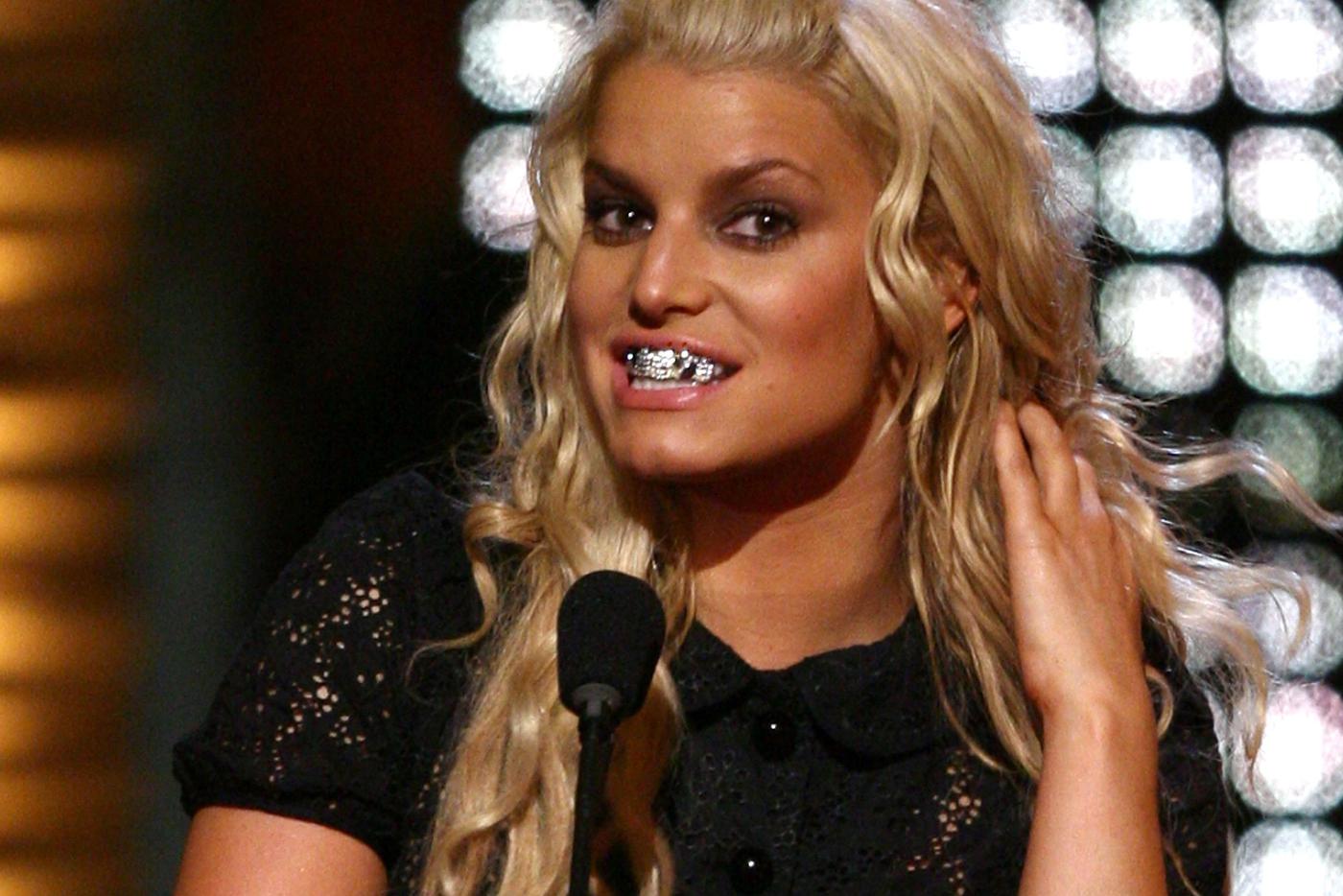 Как украшения для зубов оказывают негативное воздействие на наше здоровье