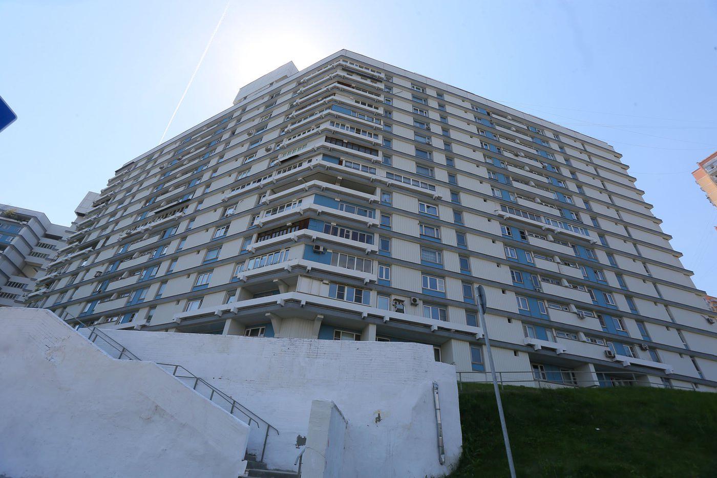 Дом расположен на холме.