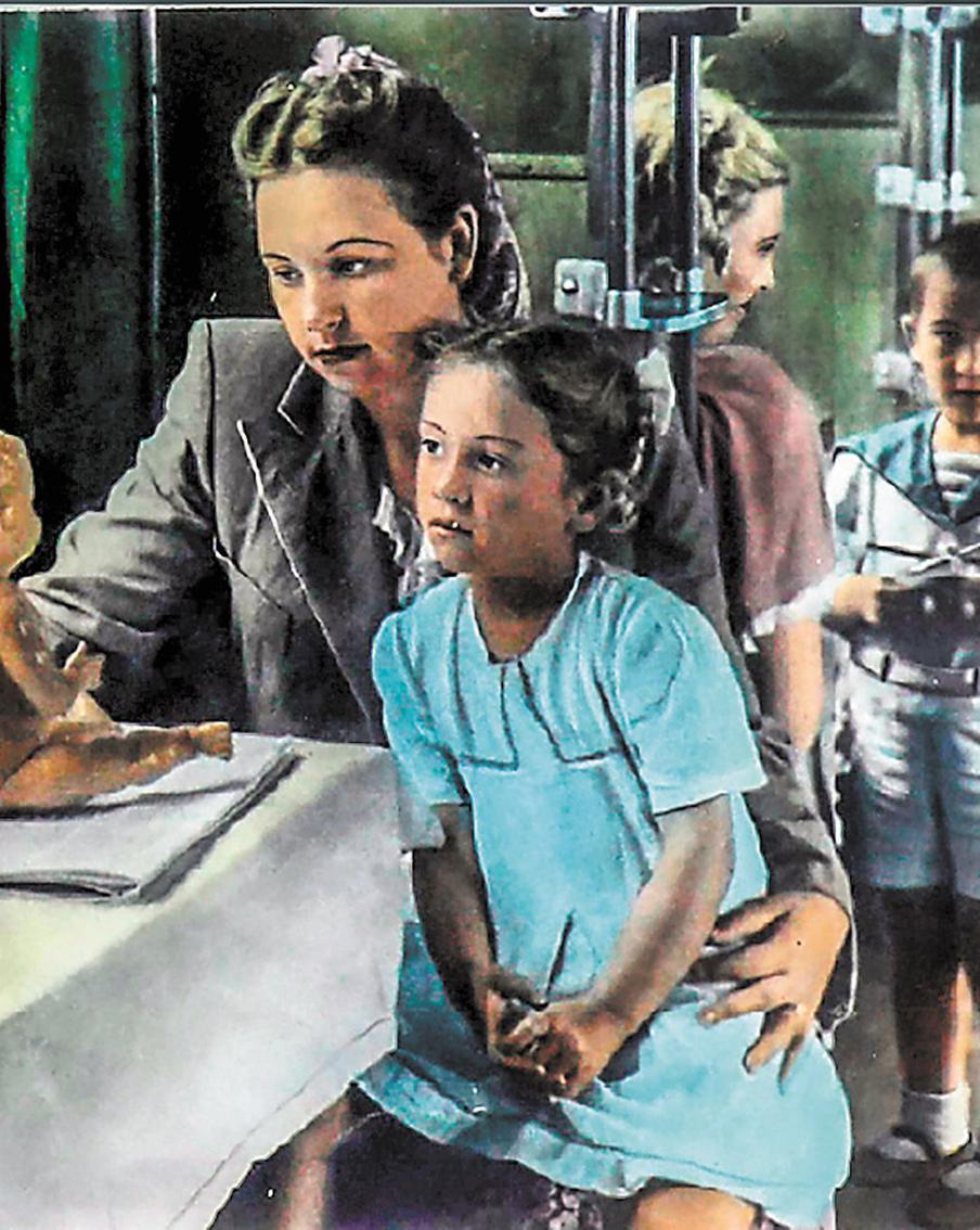 О правилах гигиены в поезде люди могли узнать из уникального альбома