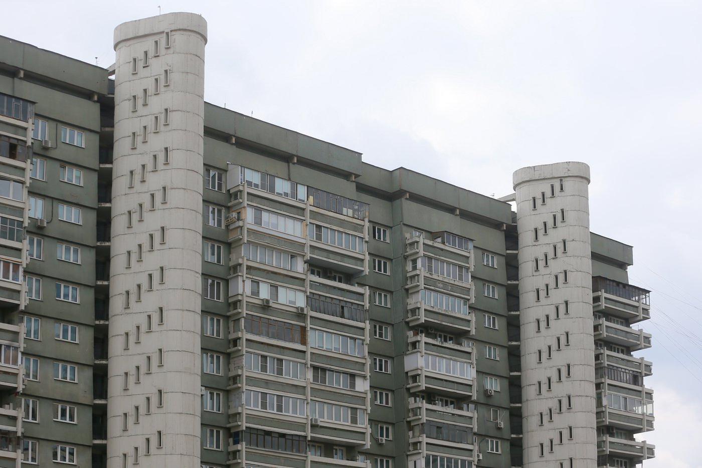 Внутри серых башен "спрятаны" эвакуационные лестницы.