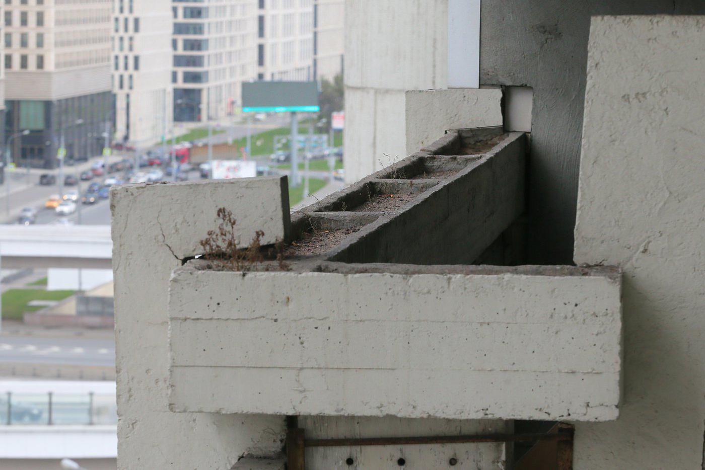 Выемки с землёй на одной из лоджий.