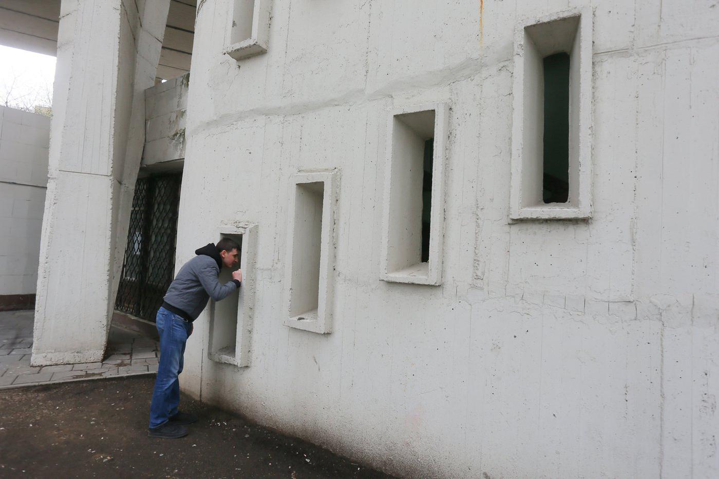 Окошки в башнях напоминают бойницы.