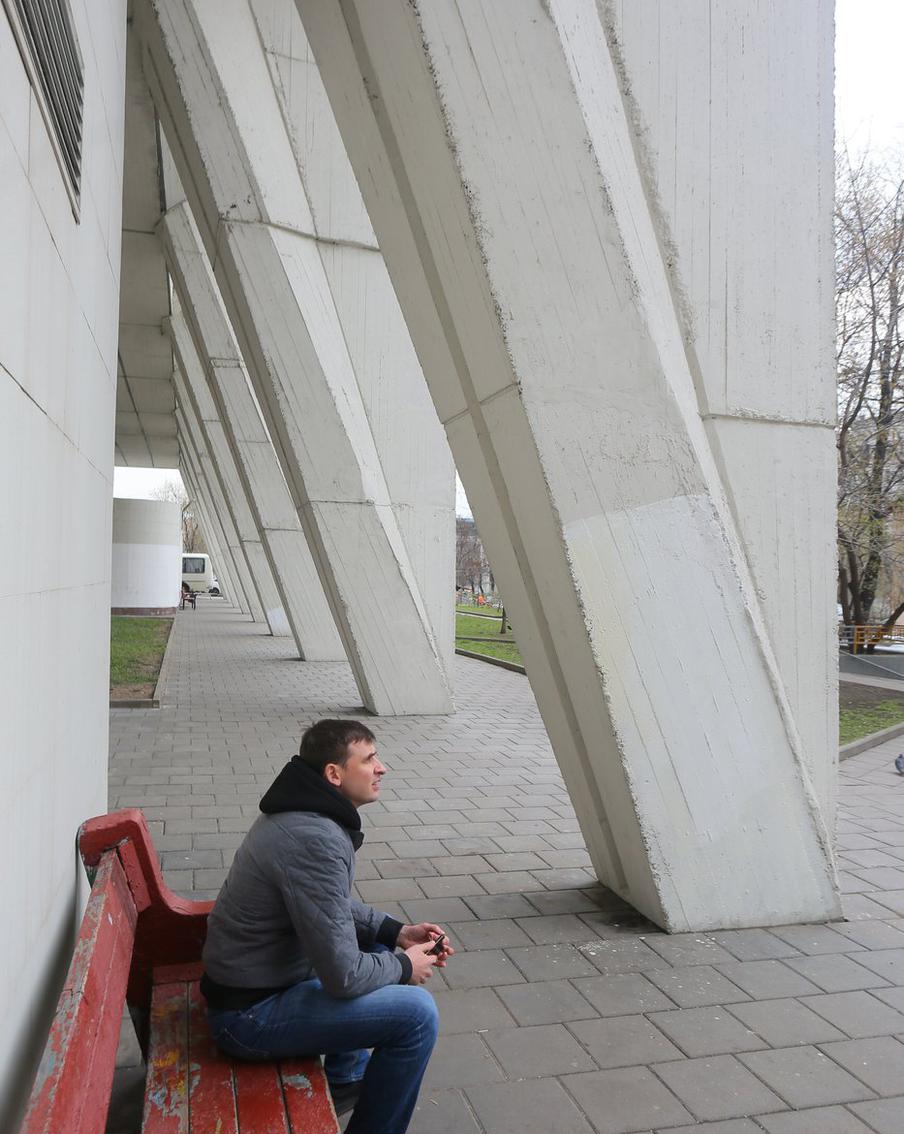 Старая скамейка под "ножками".